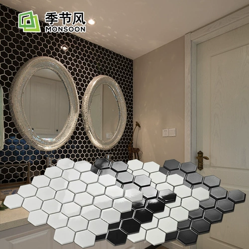 Черно -белая средняя мозаичная плит