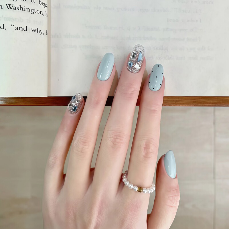 Light Blue Solid Color Rhinestone Polka Dot Wearable Short Square Nail Tips, Gentle and Complexion-Enhancing, Hand-Embellished with Rhinestones, Removable Nail Stickers
