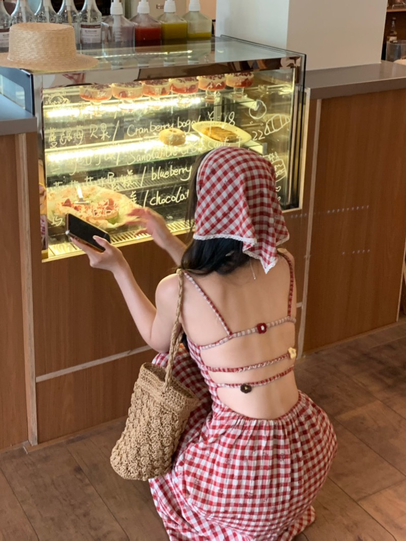 女性のための赤いチェック柄のドレス夏の海辺のリゾートスタイル優しくて甘いバックレスサスペンダースカート気質ウエストロングスカート