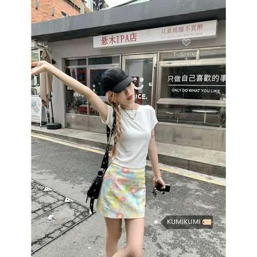 Летняя приталенная юбка, мини-юбка, цветочный принт, А-силуэт, с акцентом на бедрах