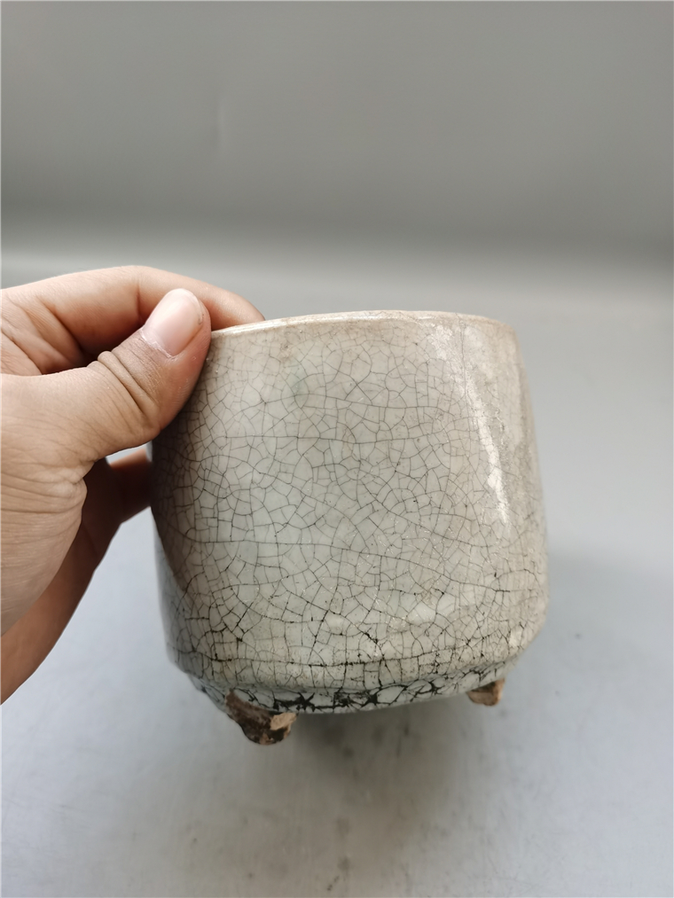 光绪哥釉开片三足炉：穿越时空的艺术瑰宝，收藏界的扛鼎之作