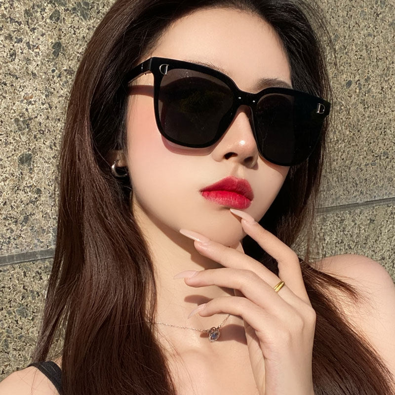 Sunglasses women's 2020 new net red style street shooting conjoined frameless super black sunglasses round face square frame slimming ins