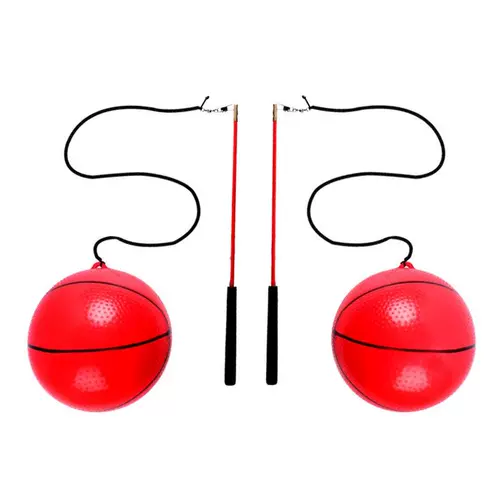 Фитнес -мяч встряхивая мяч игрушки среднего уровня и пожилые люди управляют руками, плечами, шеей, тыквенным мячом, пожилой эластичным мячом бросают мяч