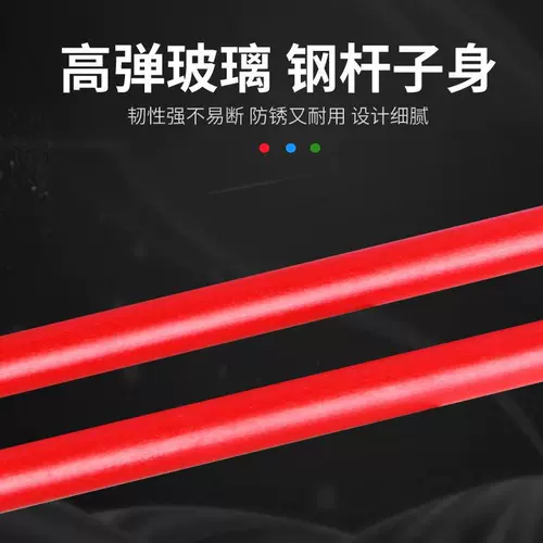 Фитнес -мяч встряхивая мяч игрушки среднего уровня и пожилые люди управляют руками, плечами, шеей, тыквенным мячом, пожилой эластичным мячом бросают мяч