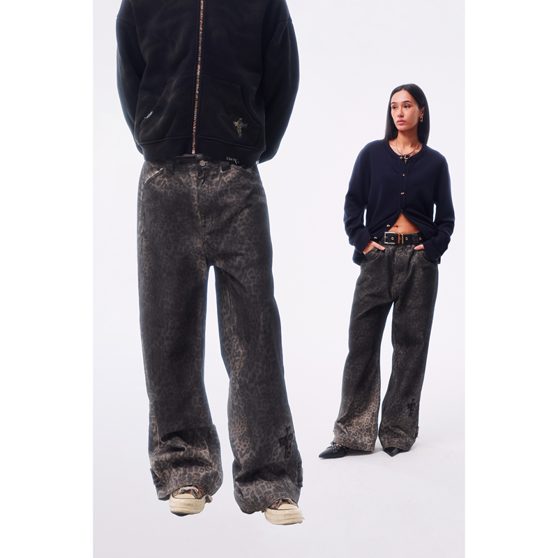 Wangxingyu Spray-Painted Vintage Leopard Print Washed Plush Patch Adjustable Strap Cross Buckle Loose Wide-Leg Cargo Pants Wangxingyu Spray-Painted Vintage Leopard Print Washed Plush Patch Adjustable Strap Cross Buckle Loose Wide-Leg Cargo Pants