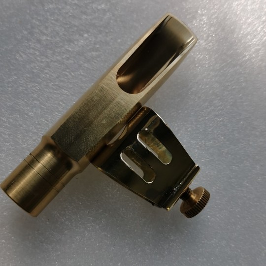 The new tenor metal mouthpiece has a thick and full sound without whistling. Control the air outlet 5-9