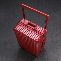 Красный чемодан