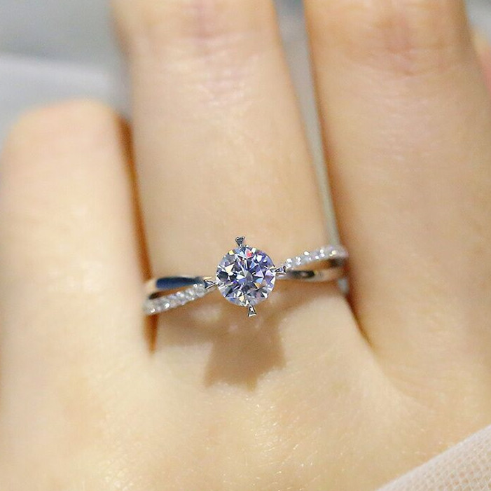 Fu Shengsheng 60 points diamond ring white 18K gold twisted arm romantic beautiful female ring Simple proposal diamond ring custom