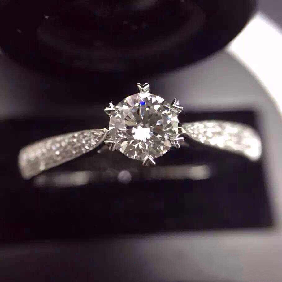 Fu Daisheng Diamond Female Ring Finger 18K Platinum 70 courting for wedding diamond ring female one carat marriage group inlaid diamond