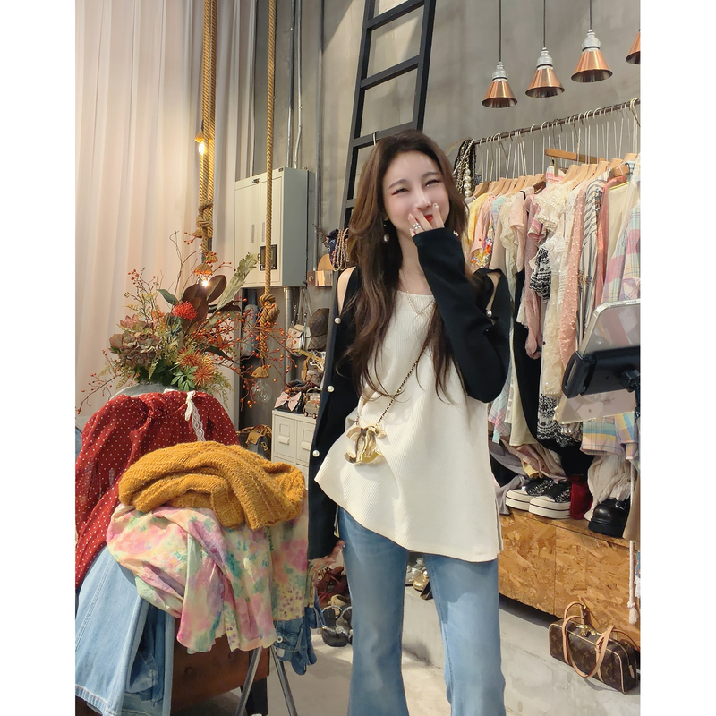 Suraoni Wears a Korean-Style Chanel-Inspired Design with Pearl Embellishments and Waffle Texture Casual Sweatshirt T-Shirt S60814974 Suraoni Wears a Korean-Style Chanel-Inspired Design with Pearl Embellishments and Waffle Texture Casual Sweatshirt T-Shirt S60814974