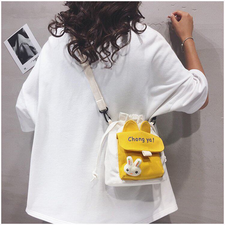 Детская сумка на ремне 春夏新款学生帆布小包包甜美淑女撞色单肩包可爱潮挂件抽绳斜挎包 Jifanpaul