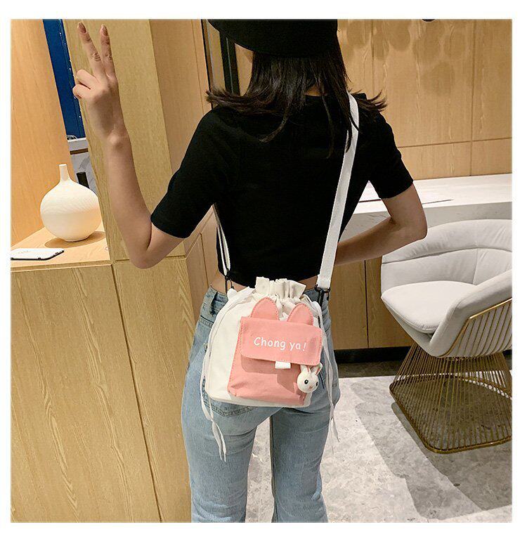 Детская сумка на ремне 春夏新款学生帆布小包包甜美淑女撞色单肩包可爱潮挂件抽绳斜挎包 Jifanpaul