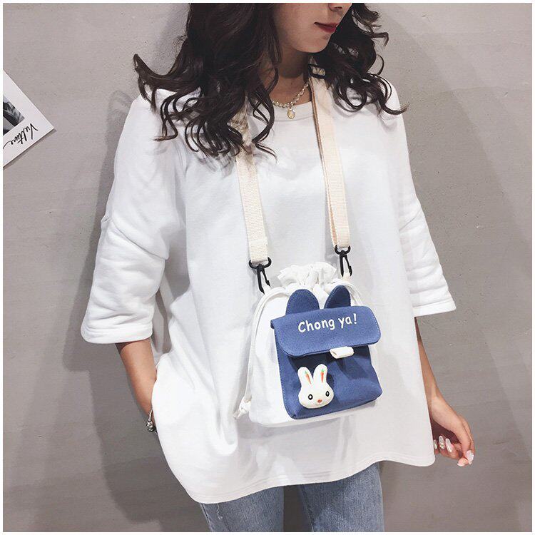 Детская сумка на ремне 春夏新款学生帆布小包包甜美淑女撞色单肩包可爱潮挂件抽绳斜挎包 Jifanpaul