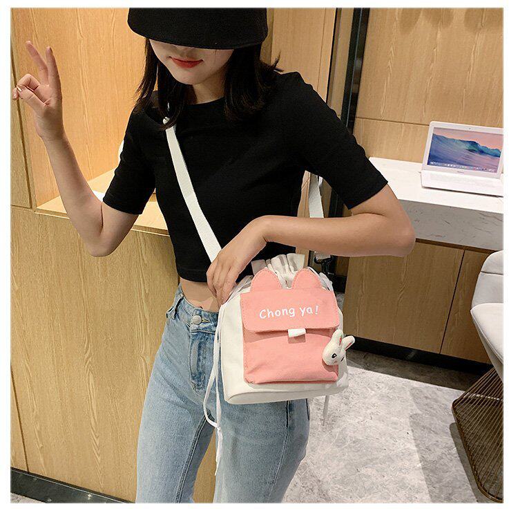 Детская сумка на ремне 春夏新款学生帆布小包包甜美淑女撞色单肩包可爱潮挂件抽绳斜挎包 Jifanpaul