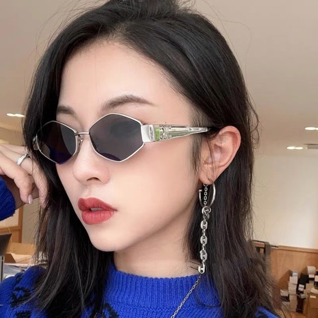 Retro Diamond-Shaped 2026 New Style Sunglasses with Small Frames, European and American Street Style, Instagram-Worthy, High-End Women's Street Style Sunglasses