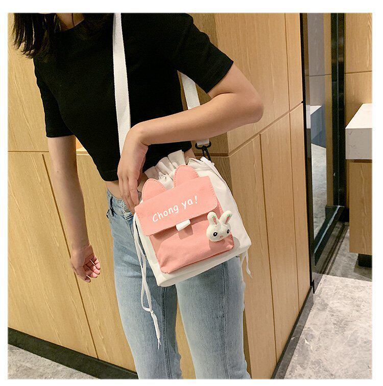 Детская сумка на ремне 春夏新款学生帆布小包包甜美淑女撞色单肩包可爱潮挂件抽绳斜挎包 Jifanpaul