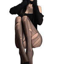 The woman in black silk stockings is ruthlessly torn and seductive and the sexy stockings are torn with holes and seduced by the openable crotch-shape sexy black and white stockings.