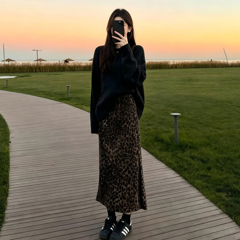 2026 Is a Great Year for Korean-Style Early Autumn Outfits. a Complete Set of Black Sweaters and Leopard Print Skirts Are Popular Two-Piece Sets