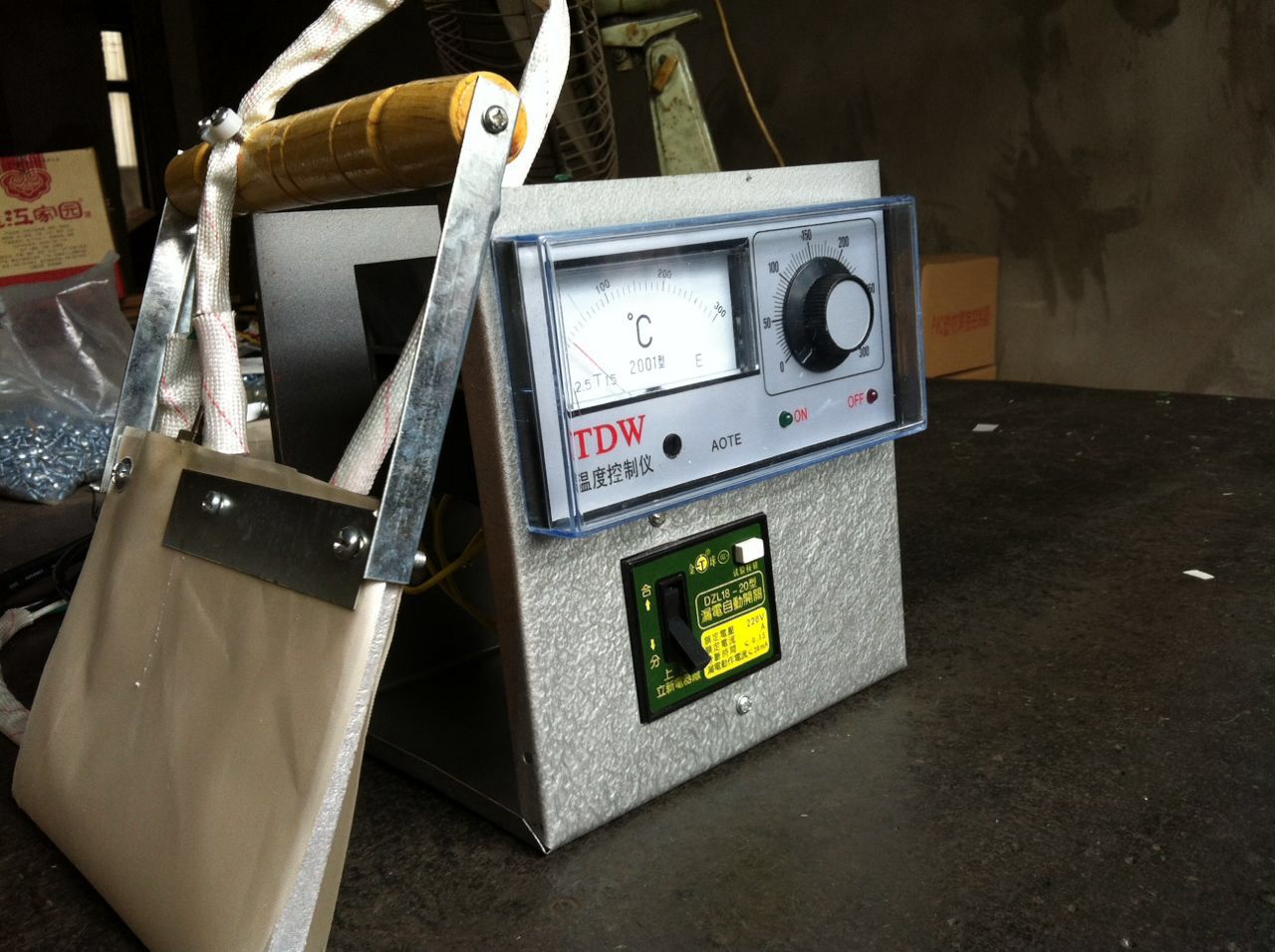 Small plastic steel doors and windows manual welding machine frame screen window welding machine temperature control box (welding box) welding plate