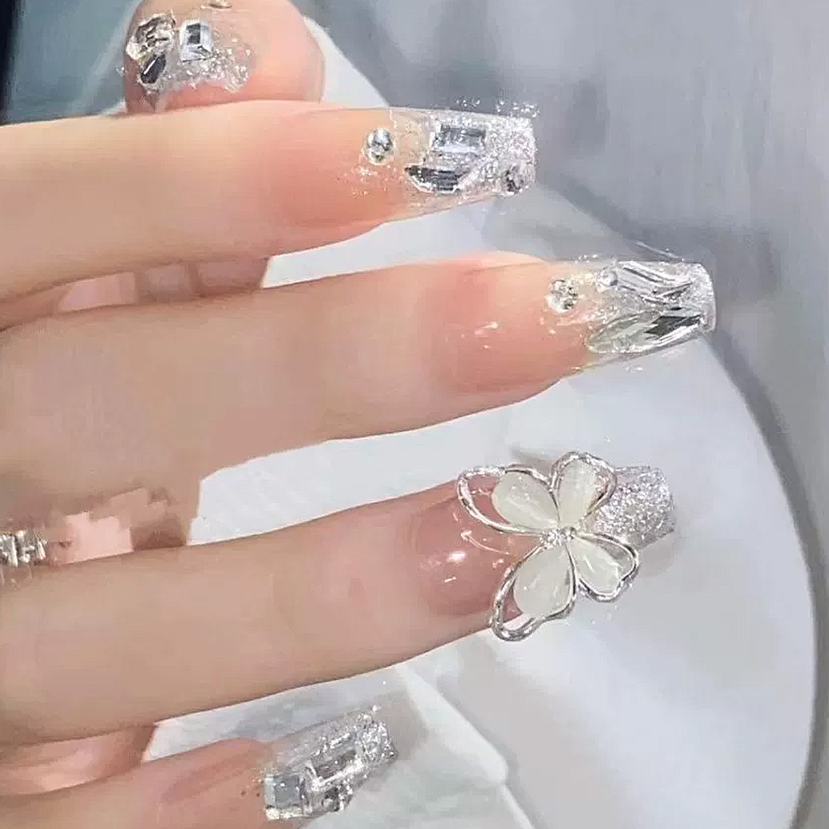 マニキュア純粋な手作りの摩耗の爪新年スタイルのダイヤモンドの蝶の偽の爪のパッチ短い氷の透明なヌードカラー高度なホワイトニング