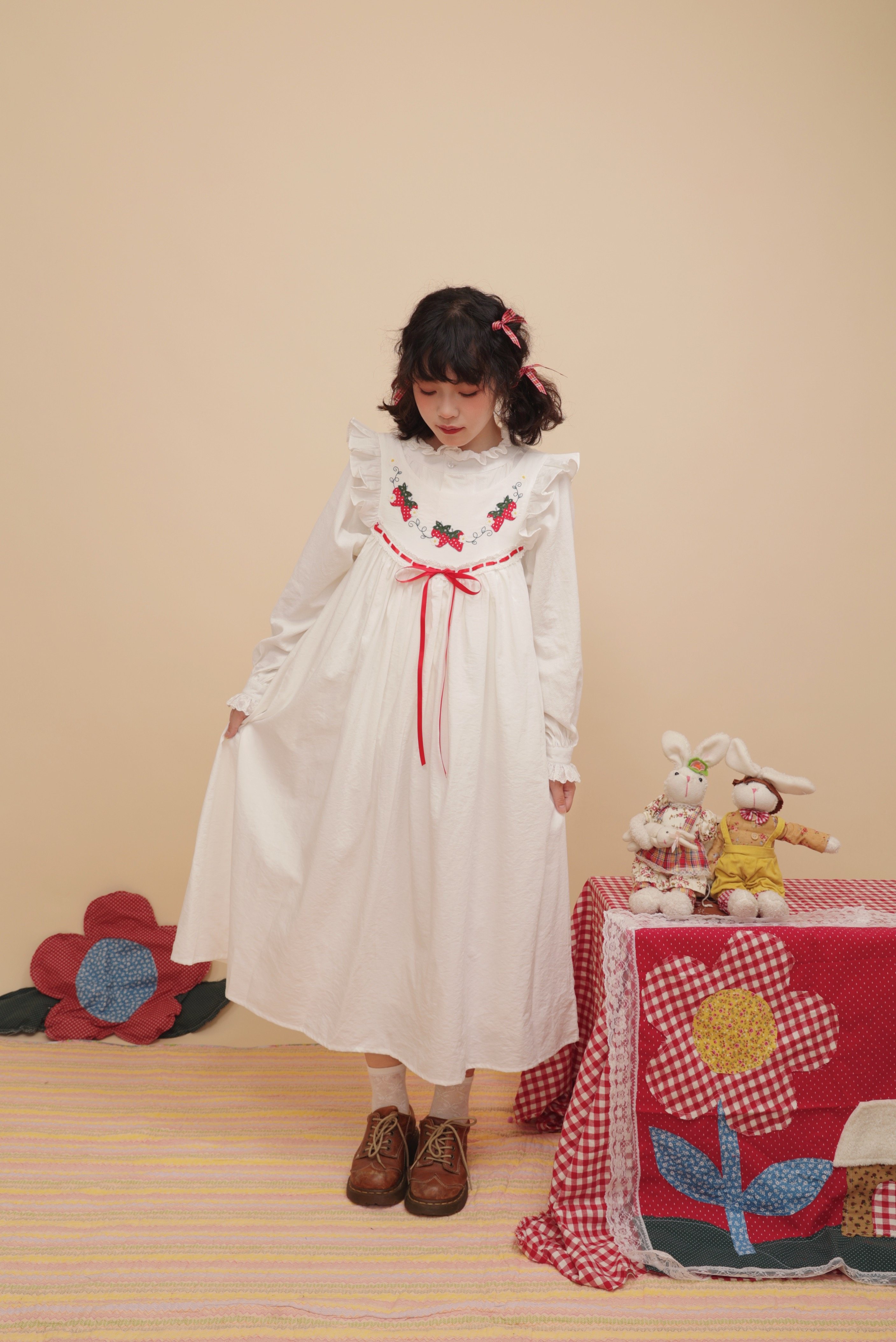 ヴィンテージガーリーなイチゴアップリケ付き白のフリルスリーブ