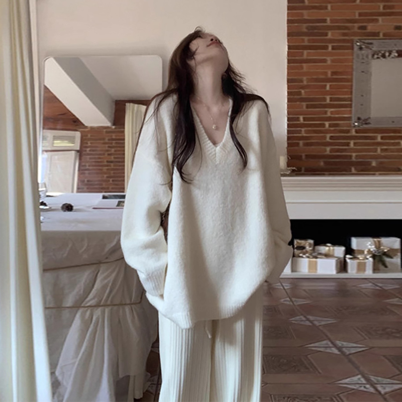 Korean Style Lazy White V-Neck Sweater for Women, Autumn and Winter, High-End, Soft and Loose, Thick Pullover Knit Top