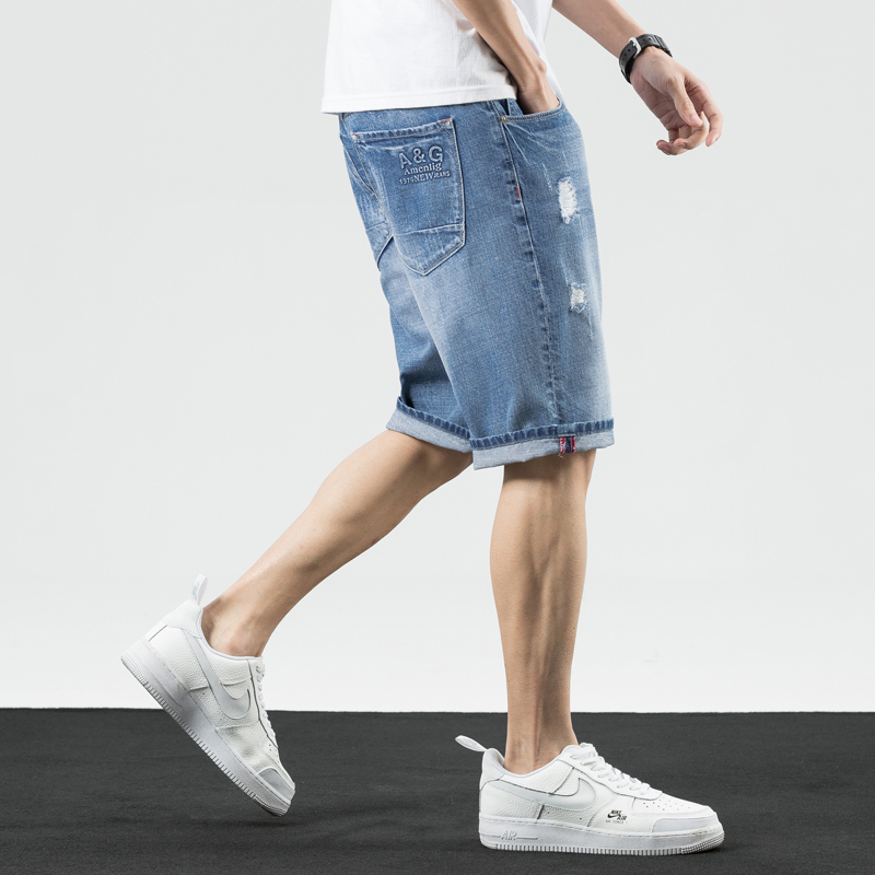 Mùa hè ánh sáng màu lỗ denim quần short mới của nam giới triều Hàn Quốc phiên bản của cơ thể quần năm điểm đàn ông mài ăn xin quần giữa.