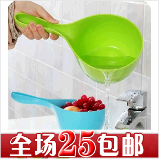 Drifting water scoop scoop plastic kitchen supplies artifact floating spoon baby shampoo cup shower anti-splash bath water fight