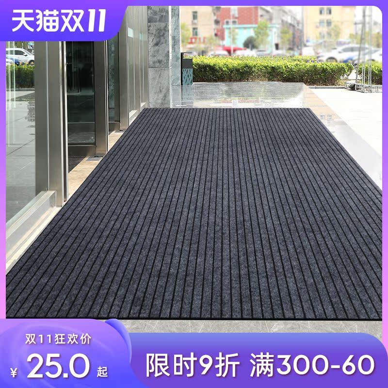 The large area of ​​the hotel door mat