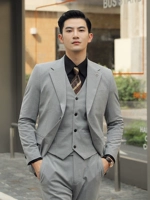 Двойная пуговица светло-серого цвета (костюм + жилет + брюки), свободная рубашка и галстук.