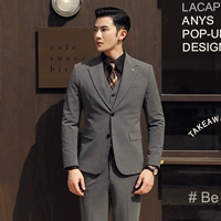 Застежка на две пуговицы среднего серого цвета (костюм + брюки) поставляется с рубашкой и галстуком.