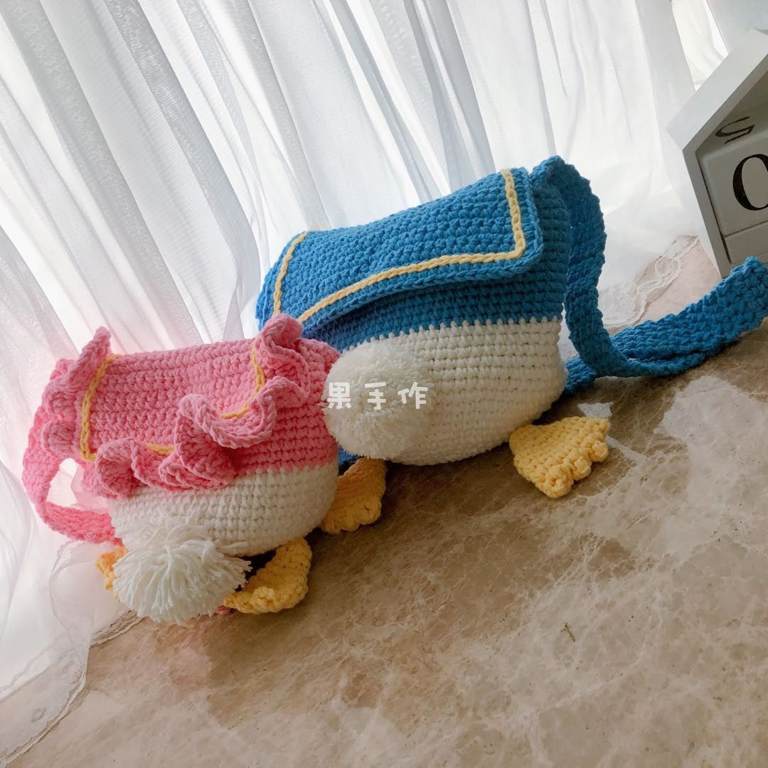 Pure hand custom in Donald Duck Daisy bag size finished product package package cute cure