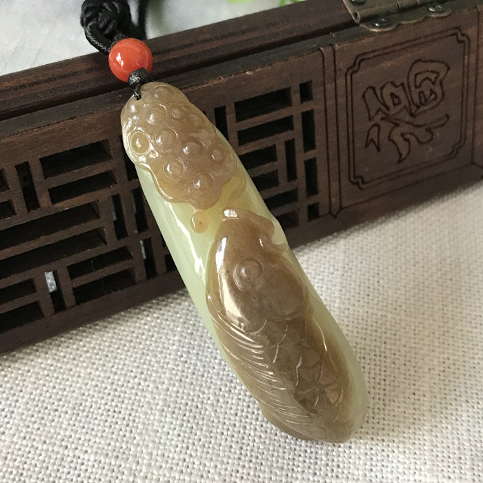 Yellow and white old jade pendant fish lotus root fish Xiu Yuyu River Grinding Jade Pendant Fish Old Jade Fish Jade Pendant and Tian Yuyu