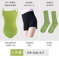 Комбинезон цвета авокадо + танцевальные шорты + носки горчичного цвета.