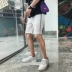 Quần short nam mùa hè màu rắn năm điểm quần short giản dị kích thước lớn quần bãi biển bên ba thanh quần ống quần nam triều quần short jean nam Quần short