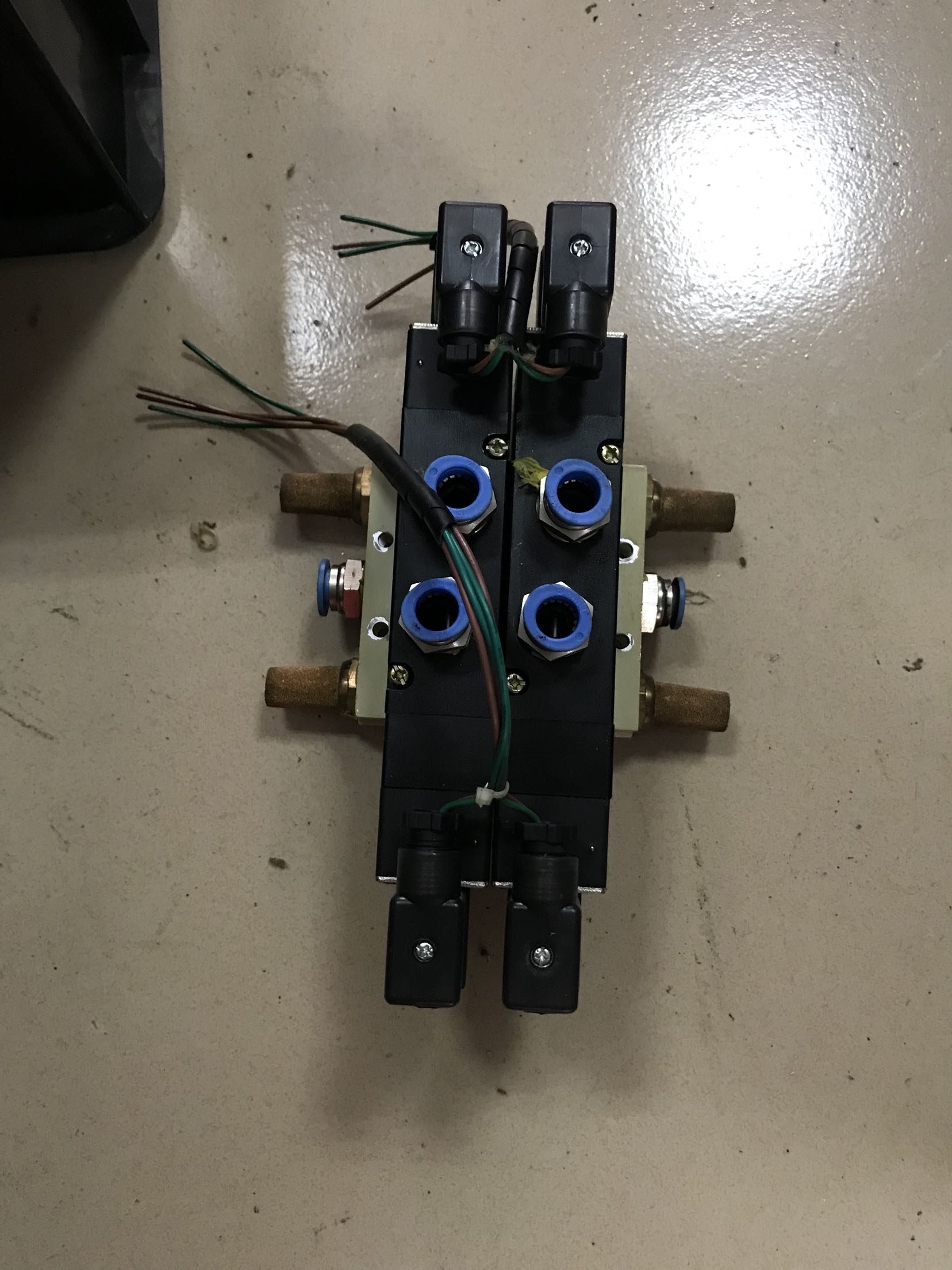 Detached machine secondhand EMC 100 million Taino pneumatic solenoid valve V5342-15C DC24V Physical map the whole group price is good to use