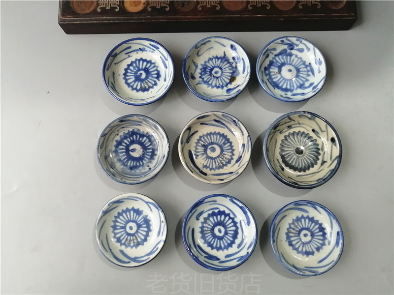 Bao Lao Bao Zhen Qing Dynasty Full Product Blue and White Chrysanthemum Saucer Small Plate Collectible Old Porcelain Old Objects Single Price