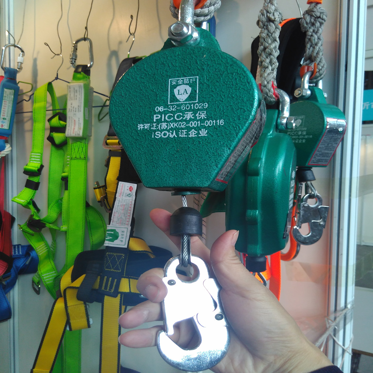 Factory price supply speed difference type fall arrester Aerial work webbing type fall arrester LA certification