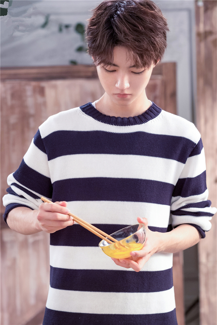 Nhà hàng Trung Quốc 2 Wang Junkai TFBOYS với cùng một đoạn sọc xanh trắng nam và nữ lỏng lẻo áo len áo khoác cặp