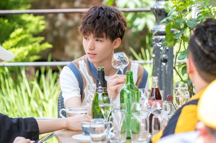 Nhà hàng Trung Quốc TFboys Wang Junkai 2 với cùng màu quần áo phù hợp với áo len thêu vest áo khoác len dáng dài hàn quốc