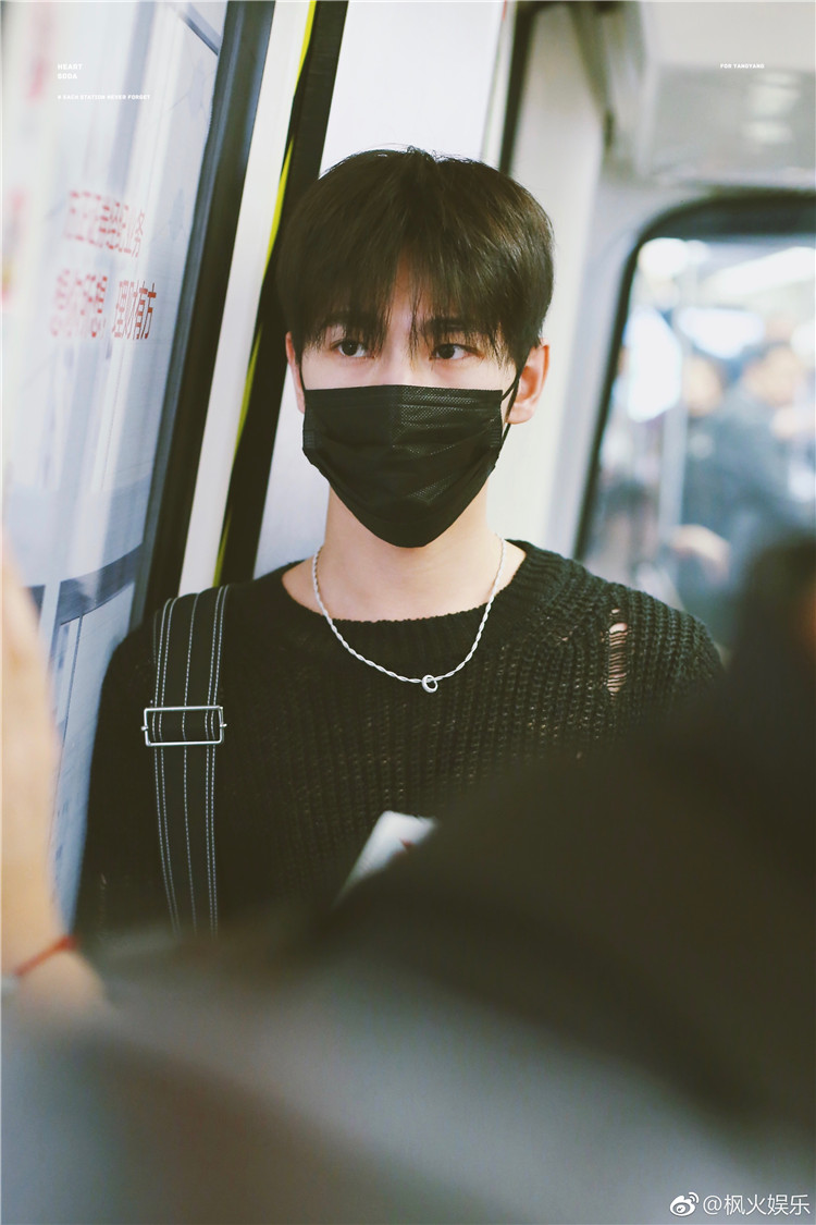 Ngôi sao Wang Yuan TFBOYS với cùng một bộ quần áo nam nữ áo len Yang Yang áo khoác rộng phần áo len mỏng quần jean nam