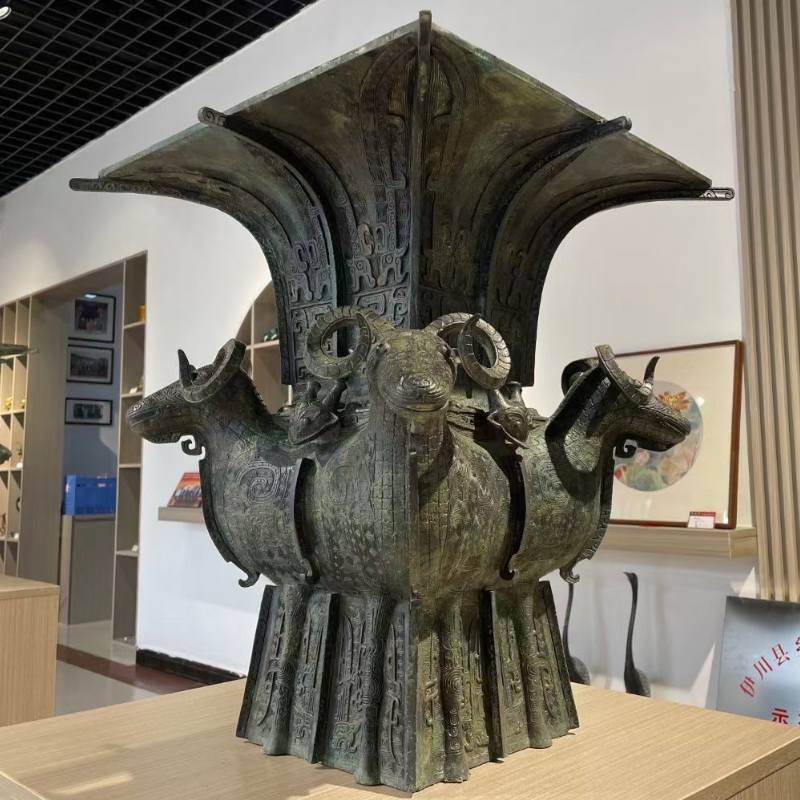 中国古美術・旧蔵の磁器・四羊方尊・16x18cm・書道具・案頭・置物・文房具 中国古美術・旧蔵の磁器・四羊方尊・16x18cm・書道具・案頭