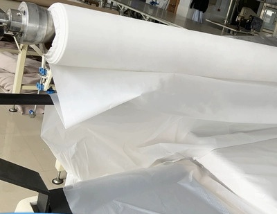 透明坚韧：定制裁切卷筒塑料胶膜的工业级解决方案