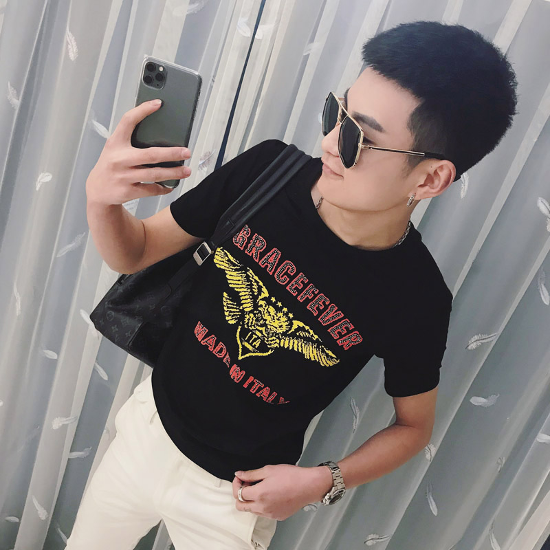 Mùa hè ngắn tay của nam giới tinh thần xu hướng chàng trai vòng cổ t-shirt cơ thể sửa chữa lưới màu đỏ với nóng kim cương áo thun nửa tay áo