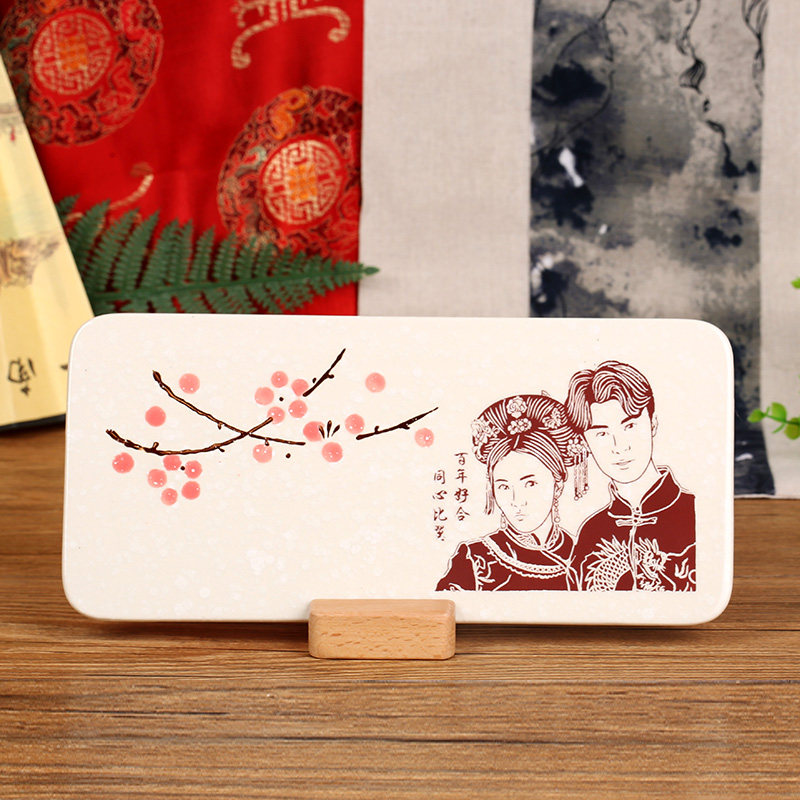 Gifts for bridesmaids, newlyweds, engagement gifts, custom wedding books, creative portraits, plate carvings, practical ornaments