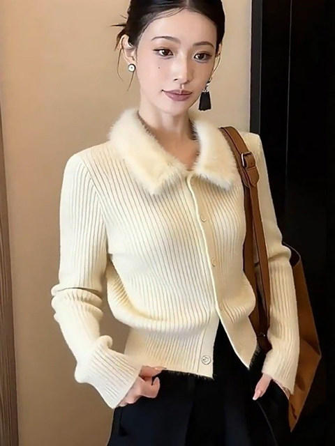 Korean-Style High-End Knitted Cardigan with Fur Collar for Women, Perfect for Autumn and Winter, a Very Stylish Thickened Sweater