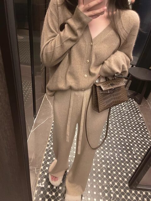 Autumn and Winter White Wool Knit Wide-Leg Pants for Petite Women, Thick Straight-Leg Glutinous Rice Pants with Drape, High-Waisted Floor-Length Trousers