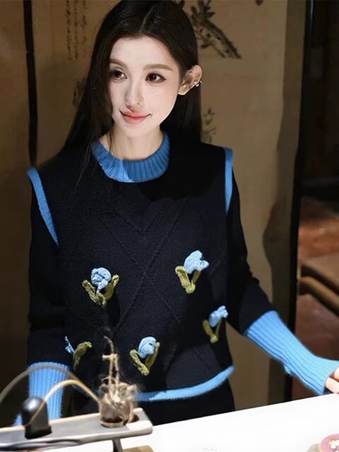 Autumn and Winter Lazy Chic Black Jacquard Knit Sweater for Women, Very Stylish Layered with a Vest, Unique and Beautiful Top