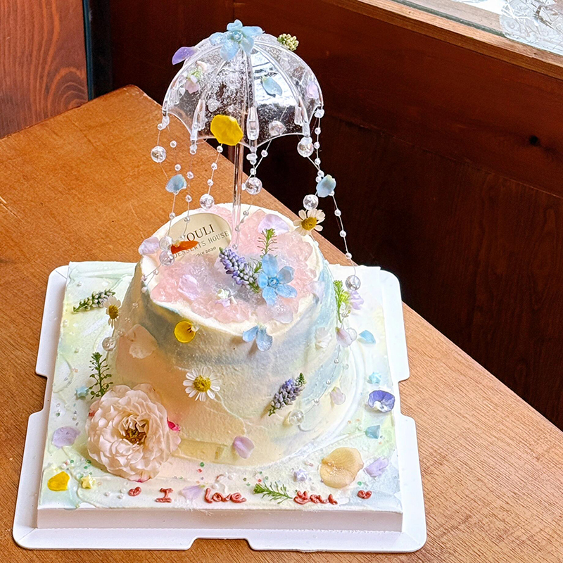 Trendy Valentine's Day Love-Themed Umbrella Cake Decoration with Transparent Umbrella, Iridescent Pearl String, and Acrylic Support Stick Insert