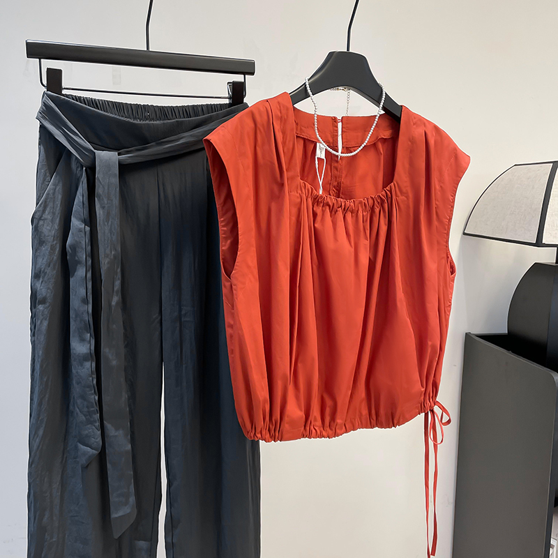 Fashionable and Versatile Loose Red Shirt, New Summer Sleeveless Short Casual Top, Unique and Chic Square-Neck Shirt